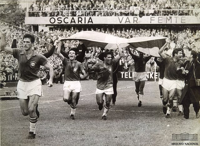 Jogadores brasileiros celebram a conquista da Copa do Mundo de 1958.