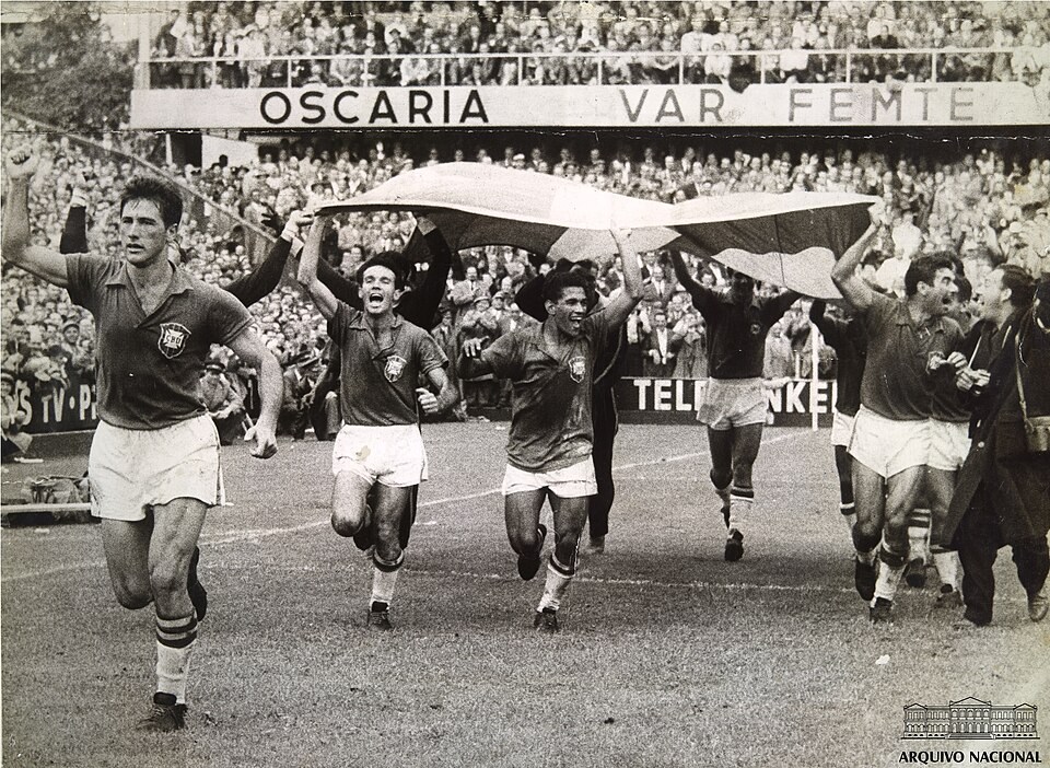 Jogadores brasileiros celebram a conquista da Copa do Mundo de 1958.