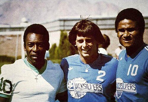 Pelé, Brian Joy e Eusébio posam juntos antes de uma partida em 1977.