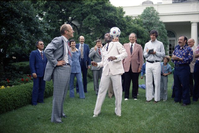 Pelé cabeceia uma bola enquanto Gerald Ford observa.