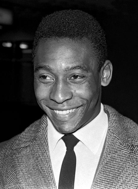 Pelé jovem, de terno, em retrato de arquivo.