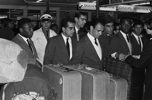 Registro de Pelé com a delegação brasileira no aeroporto.