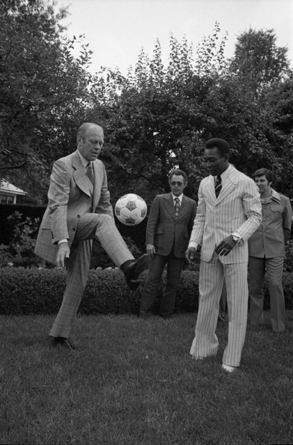 Gerald Ford brinca com uma bola de futebol diante de Pelé.