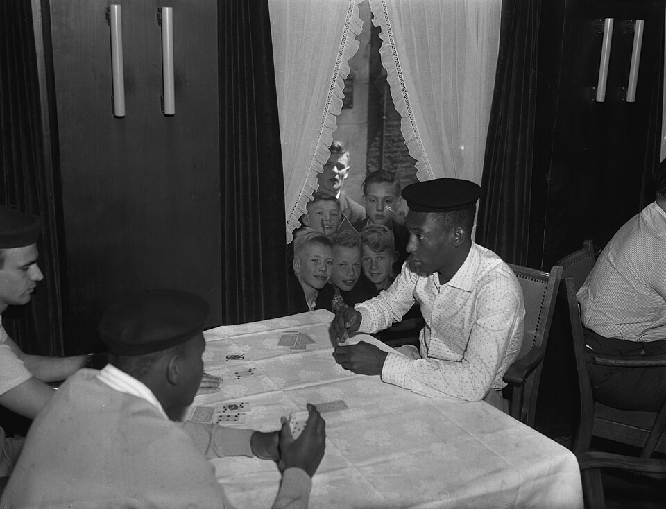 Pelé em um momento de descanso durante uma excursão do Santos.