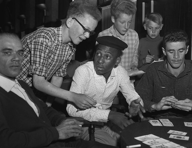 Jogadores do Santos com Pelé durante uma pausa em Groningen.
